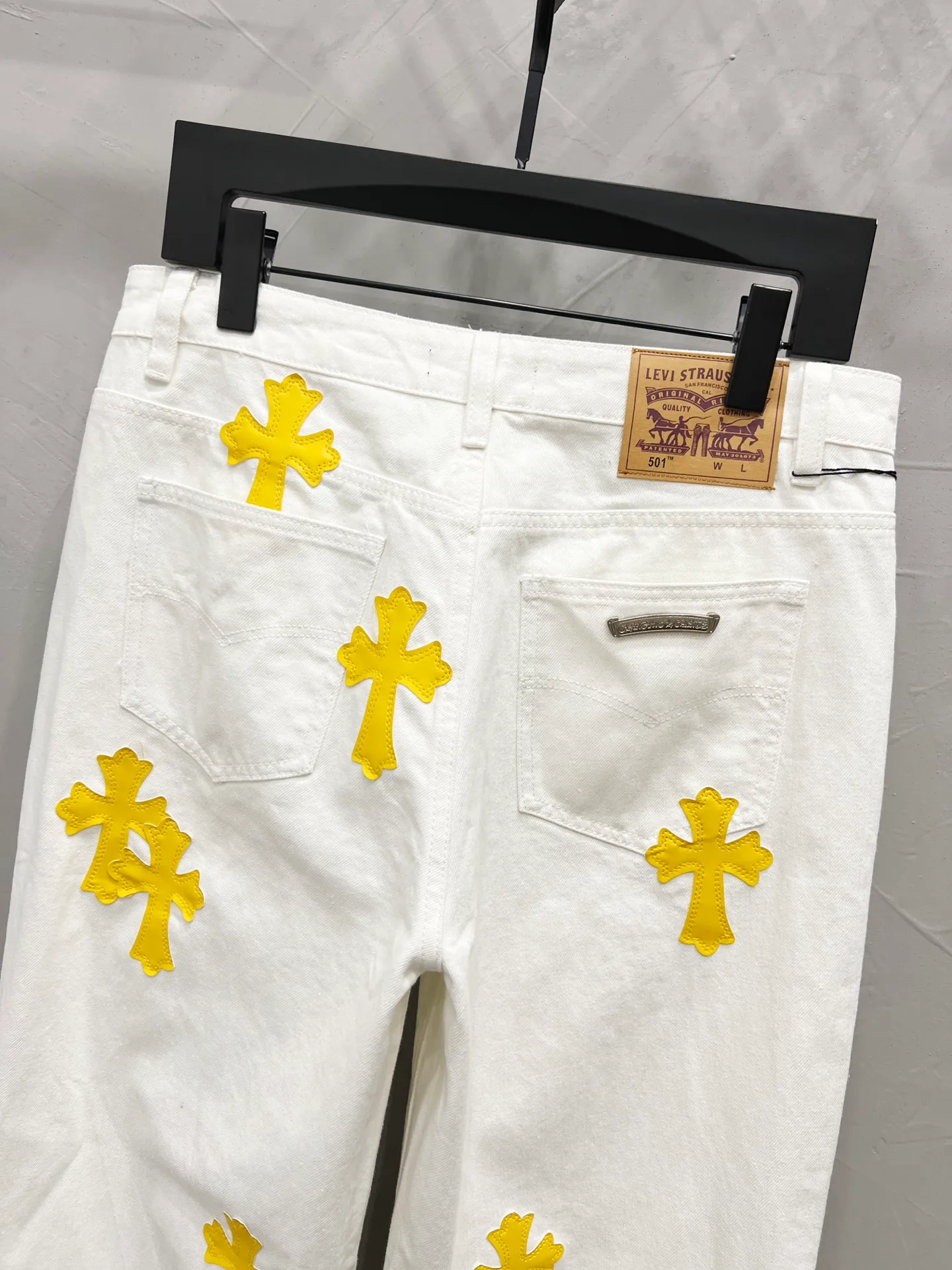 P220 Style number: [M911] Chrome hearts & Chrome hearts 25ss yellow cross patch leather jeans Chrome hearts’ logging pants are here! ! ! CH Croix Heart Double Knee Cross Patch Leather Bo1 Style Logging Pants Straight-leg Work Pants B136 Croix Heart Cross Sanskrit Overalls Price 24W Level, patchwork cross pattern embellishment, high-waisted washed jeans! ! Absolutely high-end luxury products, 1.9W level god-level single products, super popular products, made by top heavy industry, not to be missed. About Zangyin, this is an extremely luxurious fashion brand, which can also be called the nobles of the high street. It has always been an exclusive brand of some hipsters or rich second generation. Compared with ordinary high streets, it is more luxurious and noble. Compared with luxury brands, it has a more fashionable personality and has always been a brand that I have a special liking for. Imported yarn is custom-woven into a high-density twill canvas. While ensuring a stiff silhouette, the fabric feels very delicate. It follows the B01 classic silhouette. The upper body is stiff and stylish. The ready-made garments are stone-ground and fermented and can be matched with any style. Buttons and zinc-brushed washable genuine YKK retro metal products. Double-layered canvas on the front. Perfect details. All hardware is perfect. Size: 30-32-34-36 Color: white pants and yellow leather